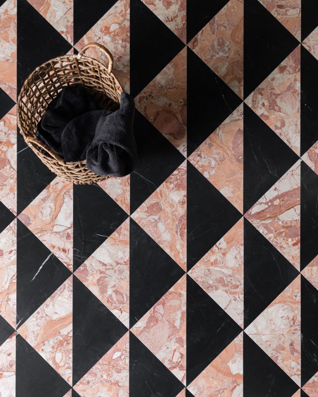 Peach-Fuzz-Nero-Black-Marble-Triangle-Tiles